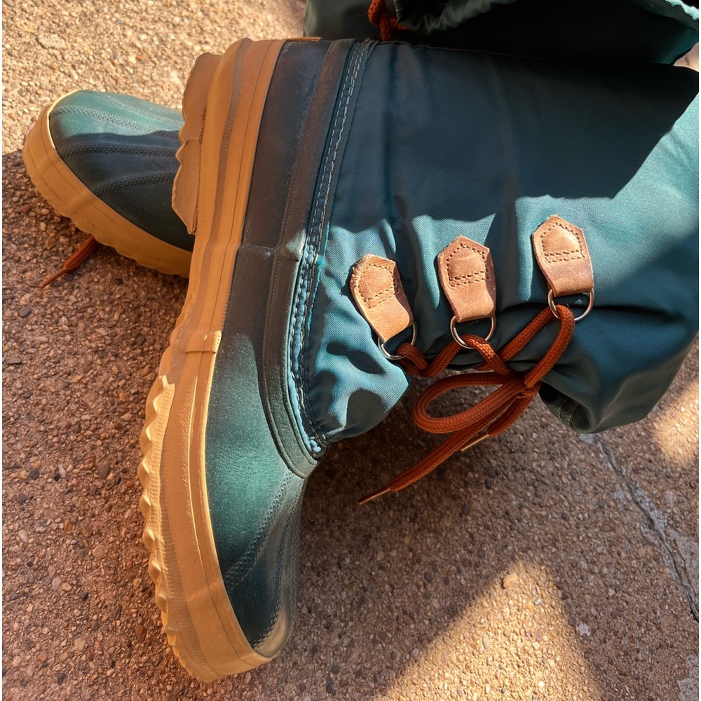 Euc sorel snowlion snow boots. Please see photograph before purchase.